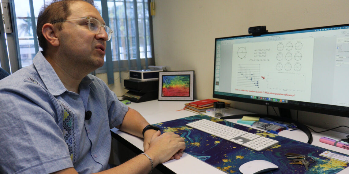 Investigador de la UAS da ponencia sobre la Teoría de grafos aplicada en algoritmos cuánticos, durante el Primer Taller de Física Hadrónica y de Partículas 2025