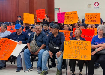 Altercado entre “Guerreros Azules” y guardias del Congreso deja un lesionad