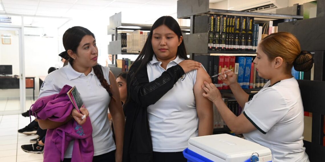 La Unidad de Bienestar Universitario, para beneficio de la comunidad rosalina, arranca la Jornada de Vacunación 2025-2026 del nivel superior, en coordinación con el IMSS