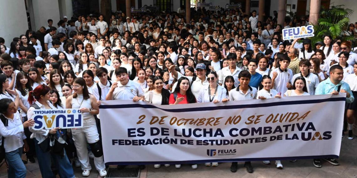 Marcha la Federación de Estudiantes de la UAS en memoria del Movimiento Estudiantil de 1968, alzando la voz y demostrando la unidad de la comunidad universitaria