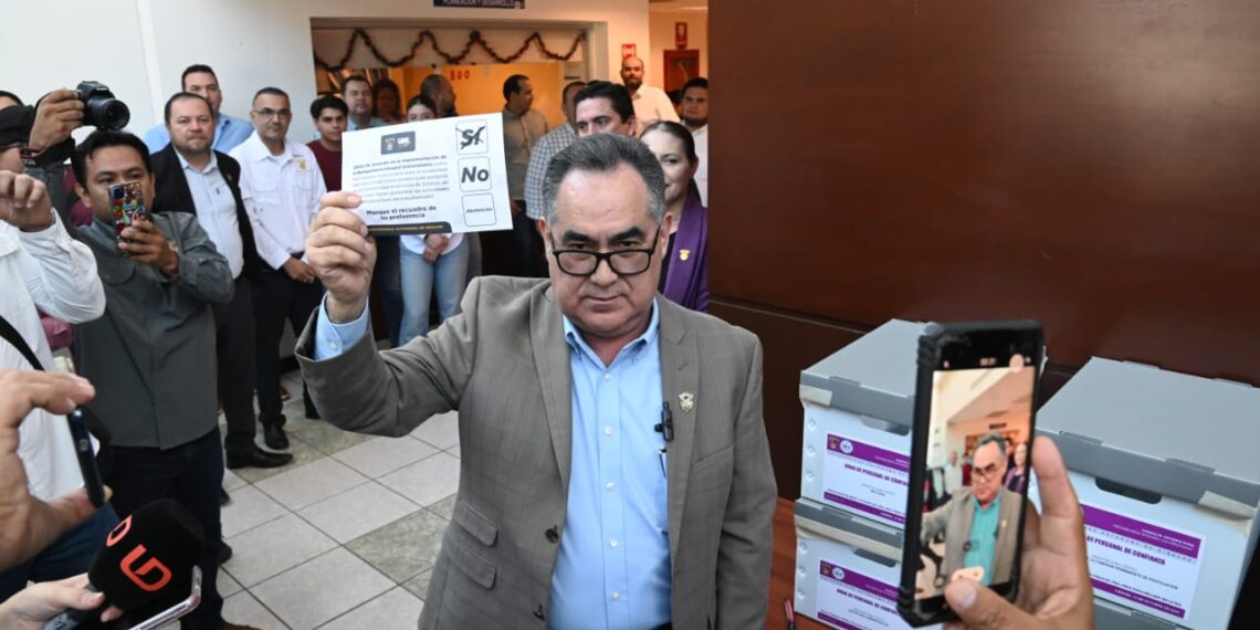 Emite el Rector Jesús Madueña su voto en la Consulta sobre la Reingeniería Integral Universitaria; reiteró que se respetará la decisión que tomen los trabajadores en las urnas