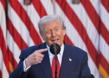 Trump bromea con que a veces “perturba” a los mercados con sus políticas y dichos