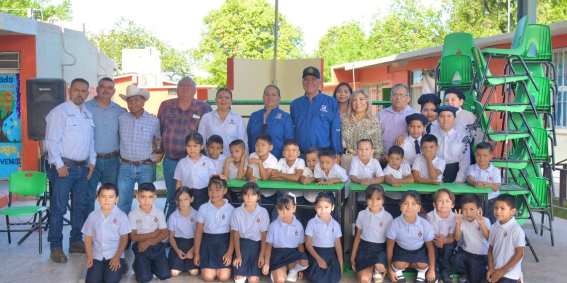 Gobierno de El Fuerte entrega mobiliario escolar en primaria de Borabampo–La Cuesta Alta