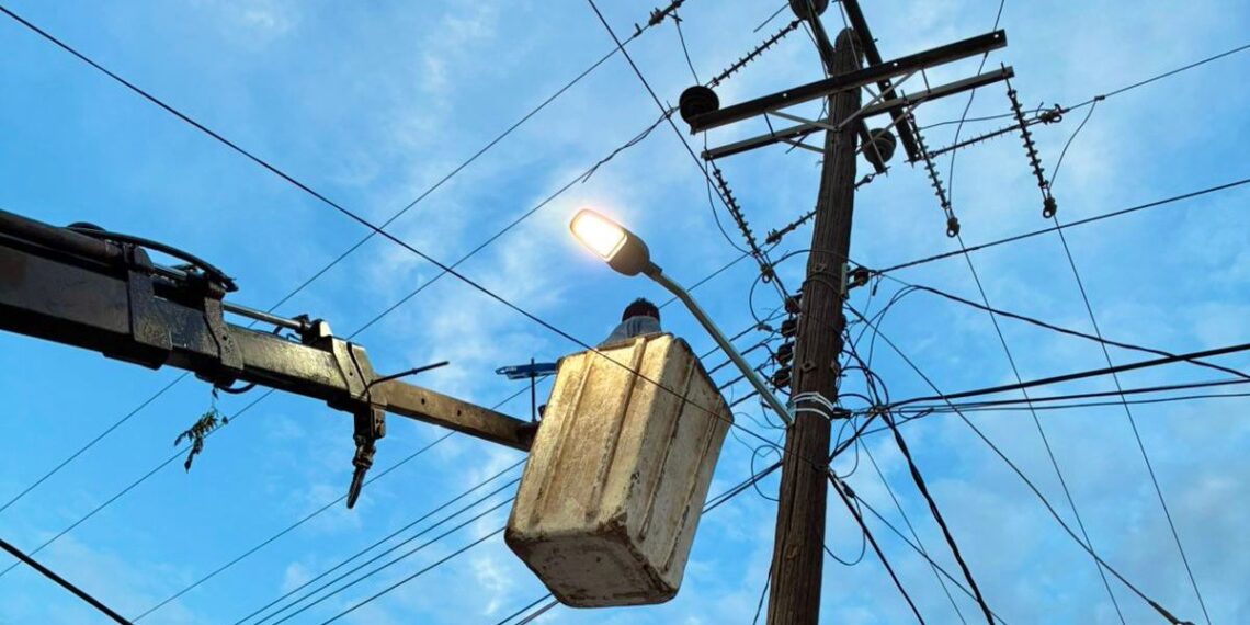 Gobierno de El Fuerte instala luminarias en la localidad de San Blas