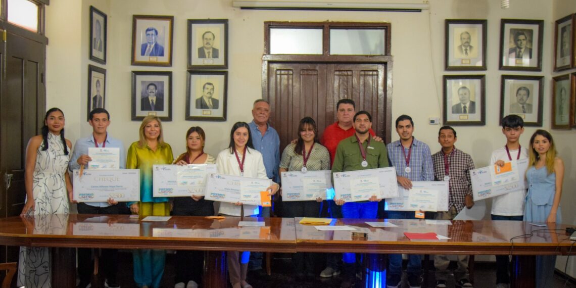 Premio Juvenil 2025: Gobierno de El Fuerte honra el talento, esfuerzo y compromiso de su juventud