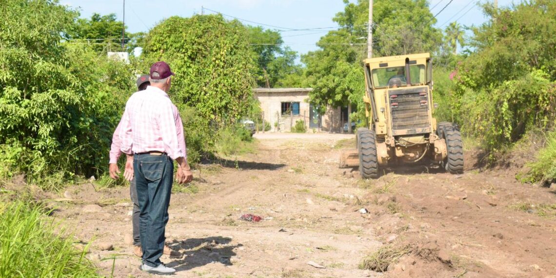Supervisa alcalde Gildardo Leyva trabajos de mantenimiento en calles de la cabecera municipal y caminos rurales
