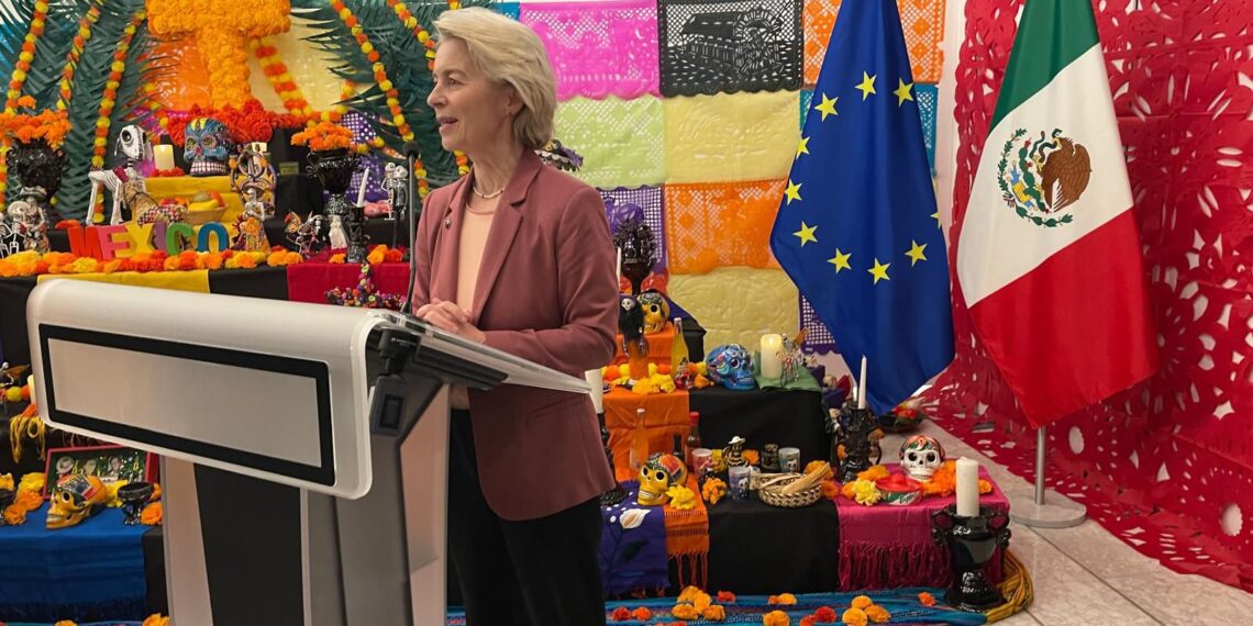 ¡Viva México!, ¡viva la vida!: Presidenta de la Unión Europea inaugura altar de muertos