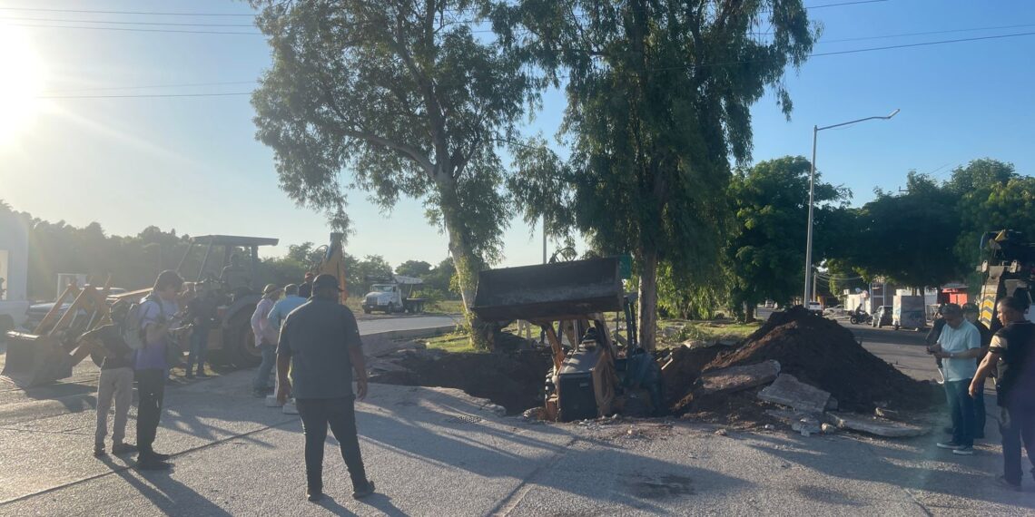 Excavadora cae en  socavón sobre el bulevar Centenario en Los Mochis – NR | NOTICIAS