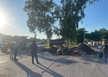 Excavadora cae en  socavón sobre el bulevar Centenario en Los Mochis – NR | NOTICIAS