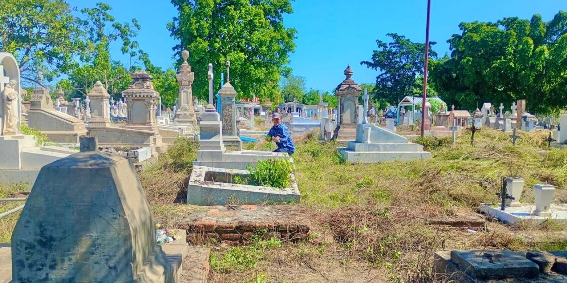 Gobierno de El Fuerte intensifica limpieza y fumigación en panteones municipales previo al Día de Muertos