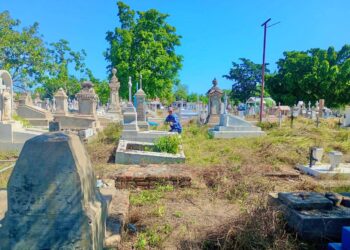 Gobierno de El Fuerte intensifica limpieza y fumigación en panteones municipales previo al Día de Muertos