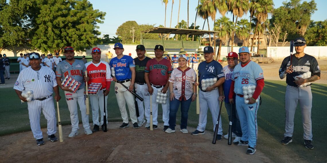 Ana Ayala inaugura la Temporada 51 de la Liga Humberto López Pineda, que lleva su nombre