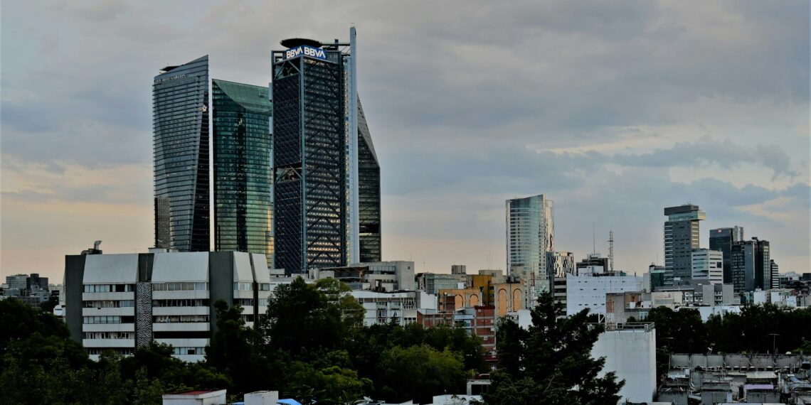 Economía mexicana mexicana retrocede 0.3% en tercer trimestre de 2025