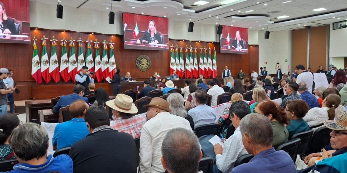 Jubilados y trabajadores universitarios exigen al Congreso de Sinaloa defender sus derechos laborales