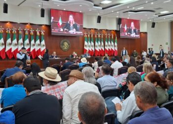Jubilados y trabajadores universitarios exigen al Congreso de Sinaloa defender sus derechos laborales