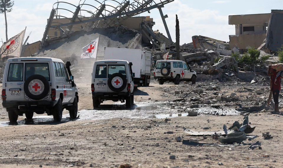 Israel restringe entrada de ayuda humanitaria a Gaza por “tardanza” de Hamás para entregar cuerpos