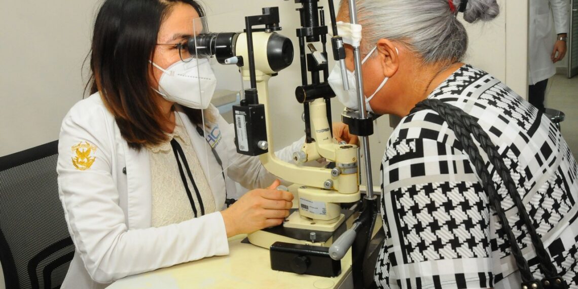 ¡Mucho ojo! La presbicia comienza a notarse entre los 40 y 45 años, por lo que es necesario revisar la visión con un especialista, pues tiene corrección