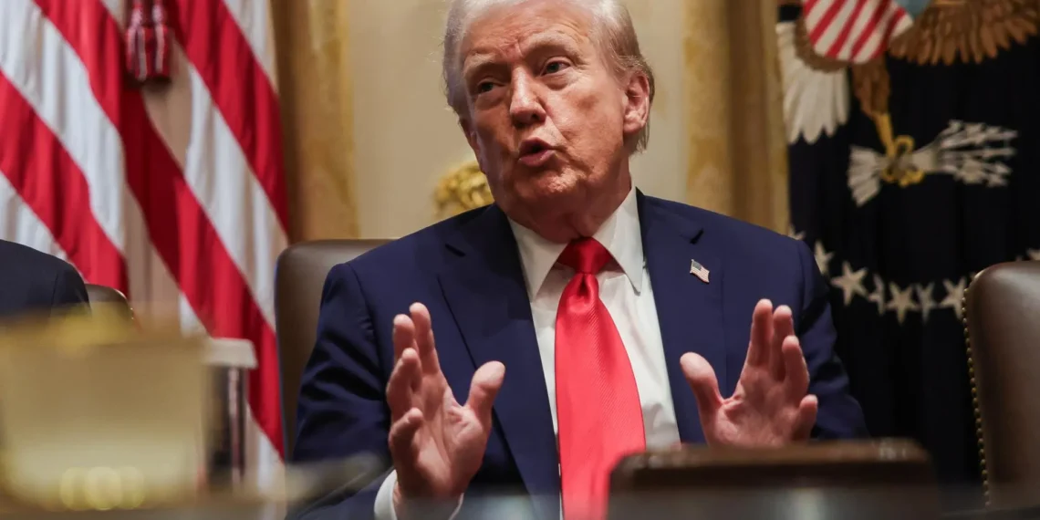 Trump admite que subida de aranceles a China “es insostenible” pero culpa a Pekín