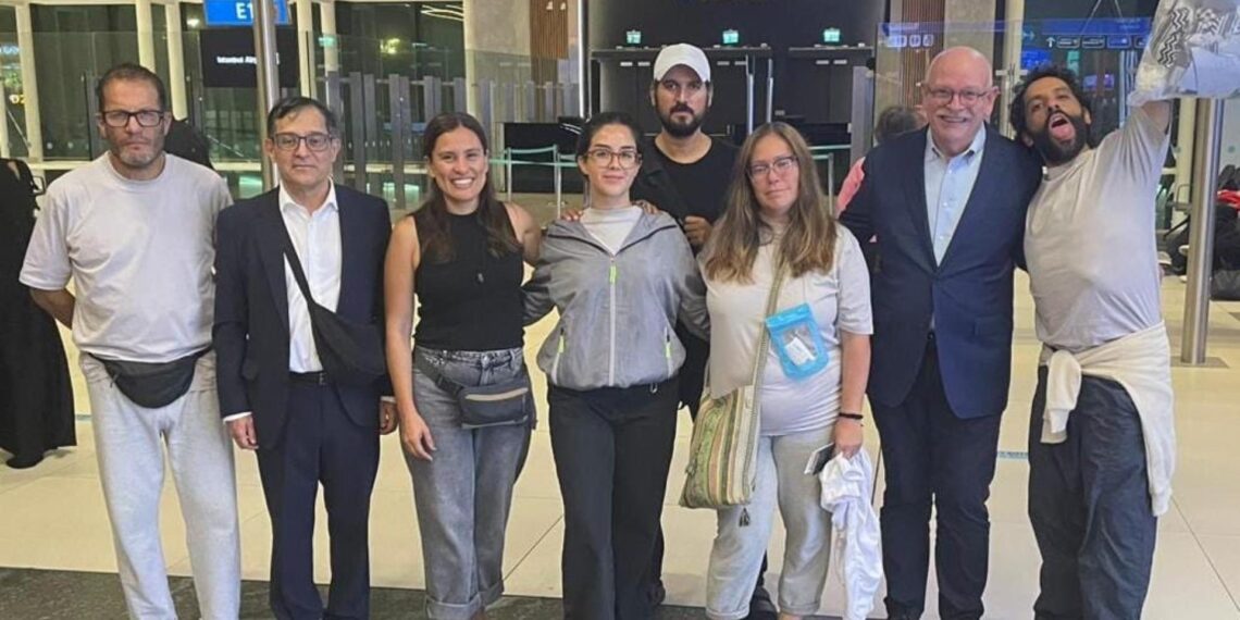 Mexicanos de la Flotilla Global Sumud detenidos por Israel llegan a la CDMX