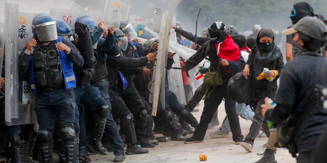Hay 16 policías hospitalizados tras violencia en marcha del 2 de octubre en CDMX