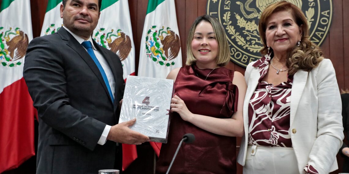 Entrega Yeraldine Bonilla documento que contiene el Cuarto Informe del Gobernador Rocha, al Congreso Estatal