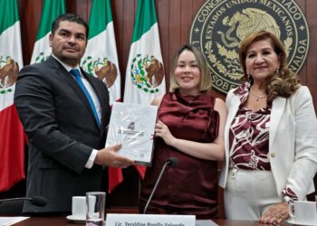 Entrega Yeraldine Bonilla documento que contiene el Cuarto Informe del Gobernador Rocha, al Congreso Estatal