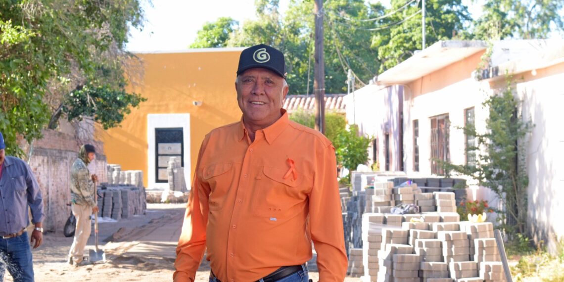 Alcalde Gildardo Leyva supervisa obra de adoquinamiento en callejón Montesclaros