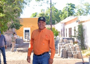 Alcalde Gildardo Leyva supervisa obra de adoquinamiento en callejón Montesclaros
