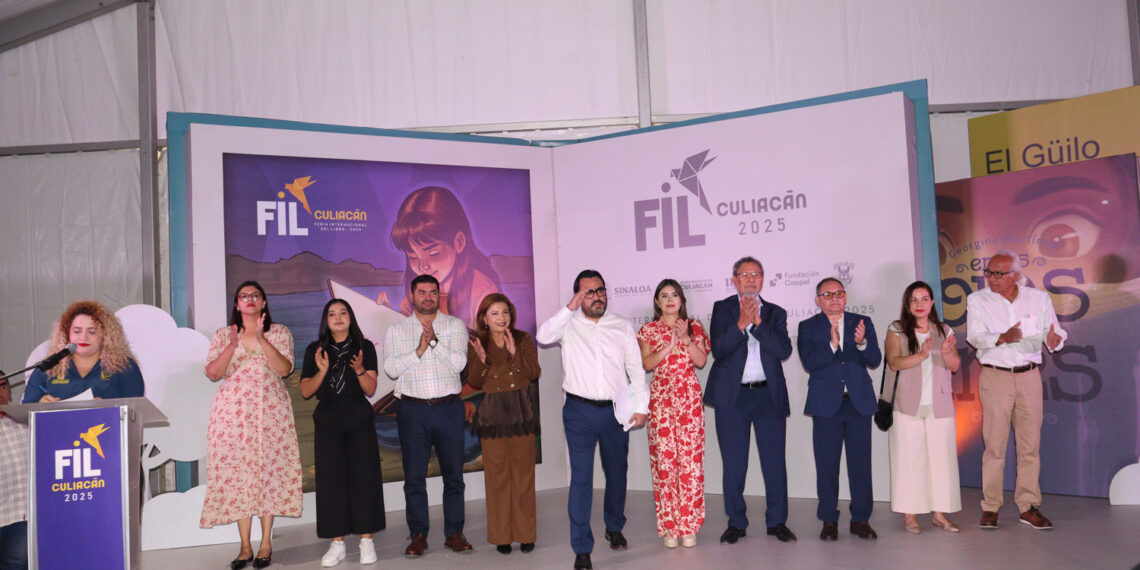 Se hace presente la UAS en la Feria Internacional del Libro Culiacán 2025, llevando cultura, literatura, música y teatro a toda la población en general