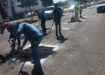 Mejoran vialidades con bacheo en la avenida López Mateos.