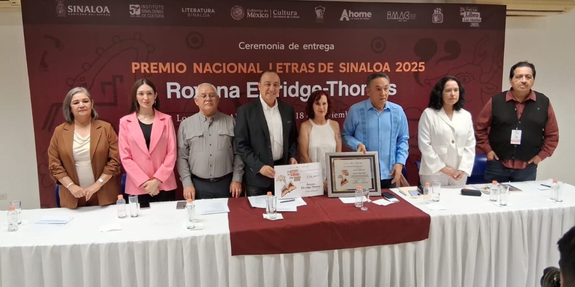 Entregan el Premio Letras de Sinaloa a Roxana Elvridge-Thomas en la Feria del Libro de Los Mochis.