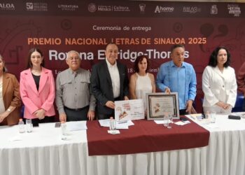 Entregan el Premio Letras de Sinaloa a Roxana Elvridge-Thomas en la Feria del Libro de Los Mochis.