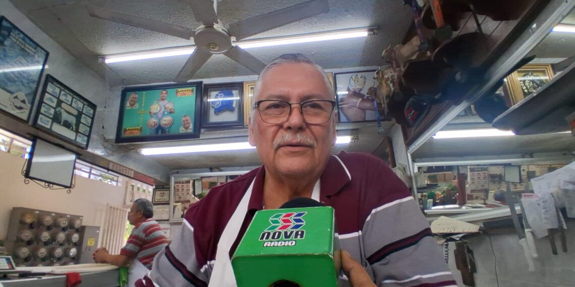 Carniceros del mercado Independencia esperan repunte de ventas con la llegada de diciembre.