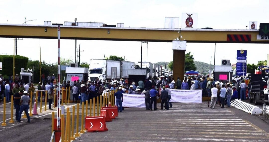 Productores del Valle del Carrizo cumplen nueve días liberando la caseta de San Miguel Zapotitlán