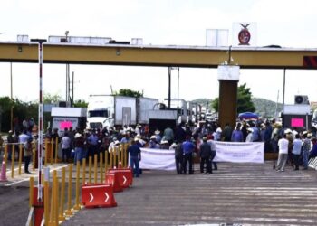Productores del Valle del Carrizo cumplen nueve días liberando la caseta de San Miguel Zapotitlán