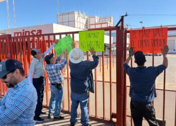 Productores mantienen manifestación pacífica en MINSA; siguen a la espera de definir viaje a CDMX.