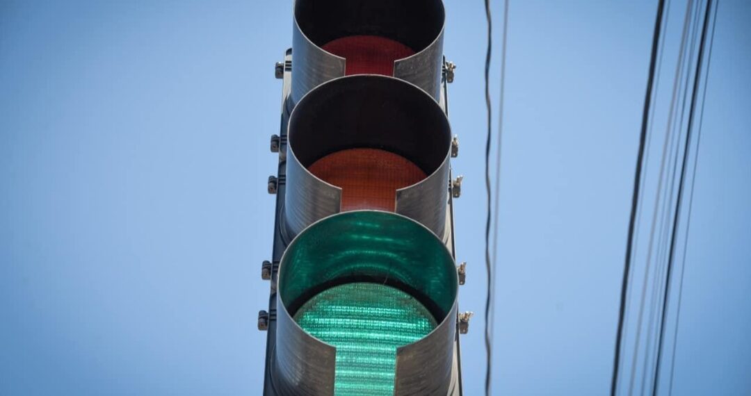 Ajustan tiempos de semáforos en principales bulevares de Los Mochis para reducir congestionamientos.