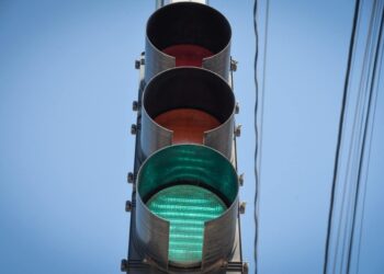 Ajustan tiempos de semáforos en principales bulevares de Los Mochis para reducir congestionamientos.