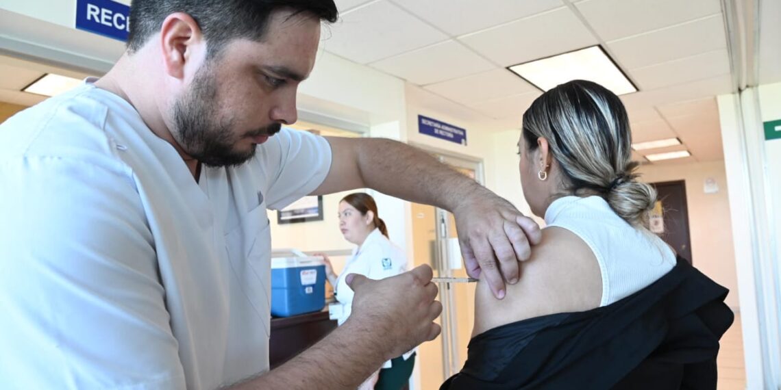 Inicia la UAS, a través de Bienestar Universitario y el IMSS, la Campaña de Vacunación contra la Influenza y Covid 2025-2026 ante la próxima temporada invernal