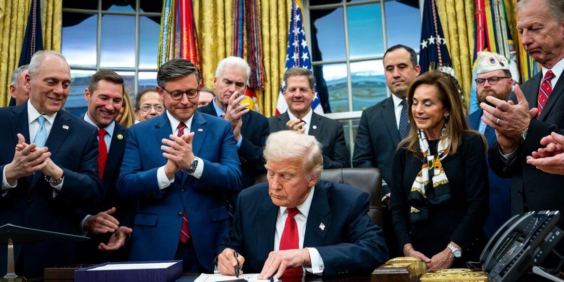 Trump firma ley que pone fin al cierre de Gobierno más largo en la historia de EE.UU.