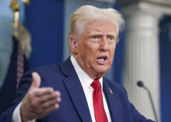 Trump avisa que “empezará a detener” el avance de narcotraficantes de Venezuela por tierra