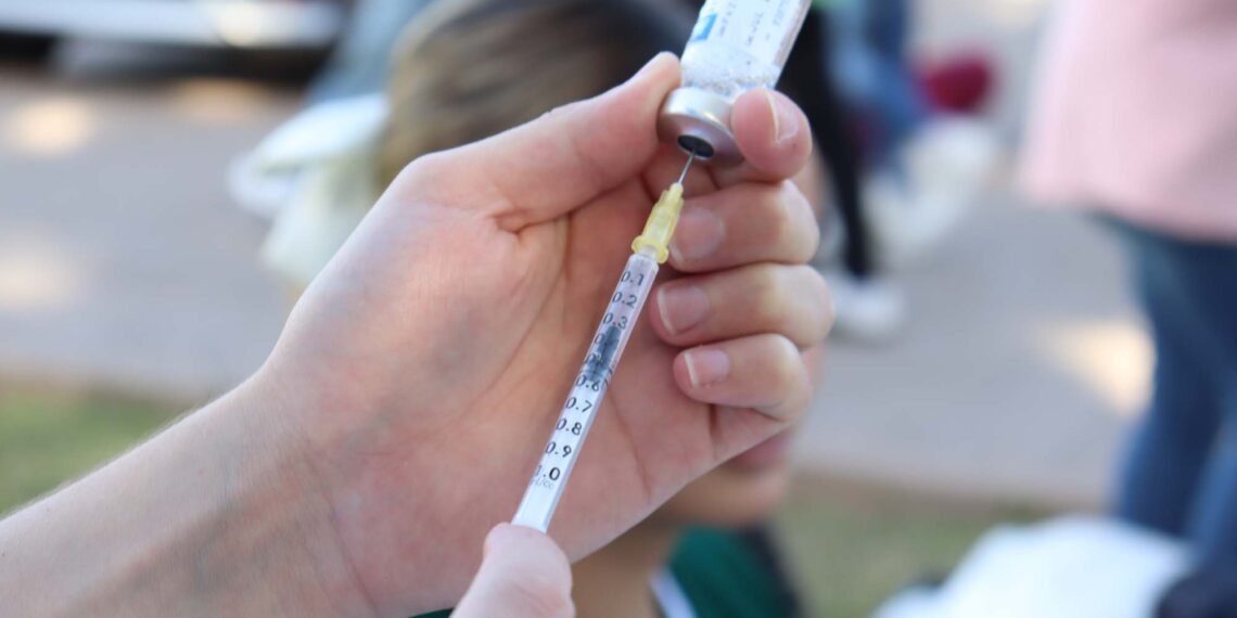 A través de la Unidad de Bienestar Universitario y el IMSS, la UAS suma a la Jornada Integral de Salud la campaña de vacunación contra influenza y Covid