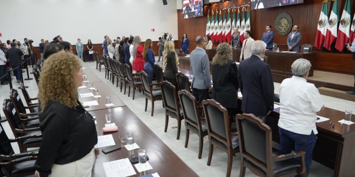 Guarda Congreso minuto de silencio en memoria de Carlos Manzo y víctimas de incendio en Sonora