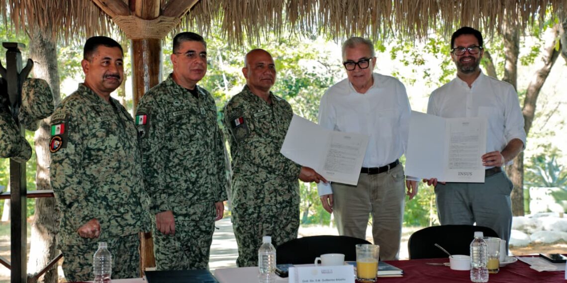 El gobernador Rocha entregó al general Briseño el título de propiedad del cuartel militar en Badiraguato