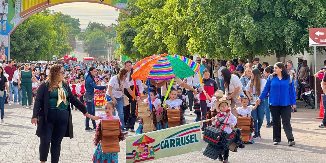 Niñas y niños de El Fuerte participan en emotivo desfile por el 115 aniversario de la Revolución Mexicana
