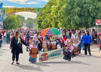 Niñas y niños de El Fuerte participan en emotivo desfile por el 115 aniversario de la Revolución Mexicana