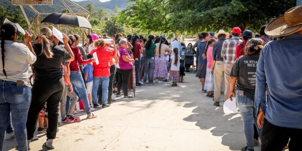 Gobierno de Sinaloa refuerza la protección invernal de familias de la zona serrana de Choix