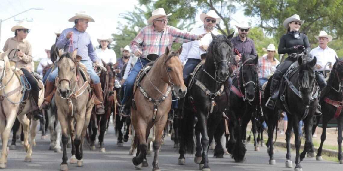 Encabeza Gobernador Rocha Cabalgata de inicio de Expo Feria Ganadera 2025