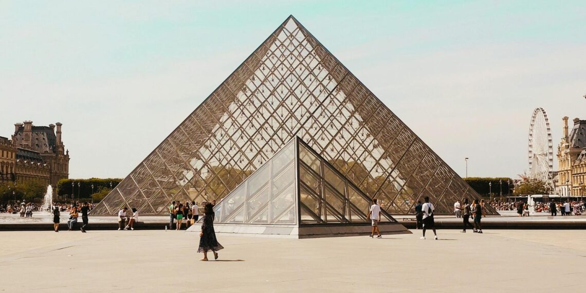 Cuatro nuevos detenidos por el robo en el Museo del Louvre