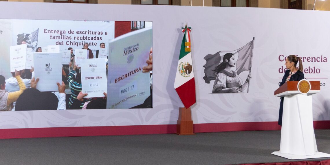 Presidenta Claudia Sheinbaum encabeza entrega de escrituras a 354 familias reubicadas del Chiquihuite